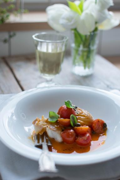 Zdjęcie - Dorsz w sosie winno-maślanym z pomidorami - Przepisy kulinarne ze zdjęciami