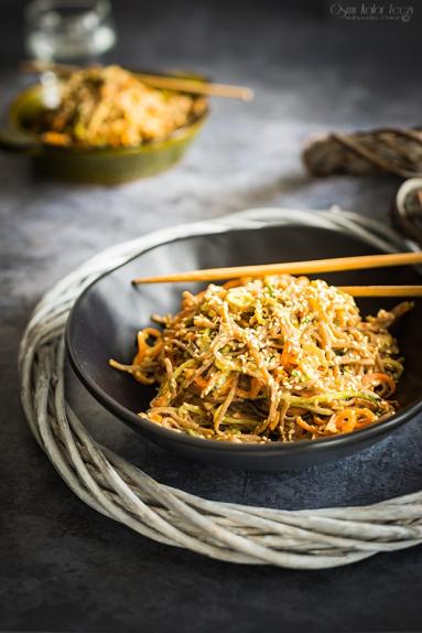 Zdjęcie - Makaron soba z warzywami z tahini - Przepisy kulinarne ze zdjęciami