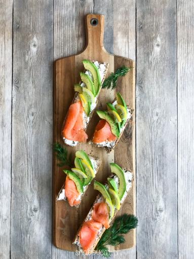 Zdjęcie - Kanapka z łososiem, awokado i serkiem kozim - Przepisy kulinarne ze zdjęciami