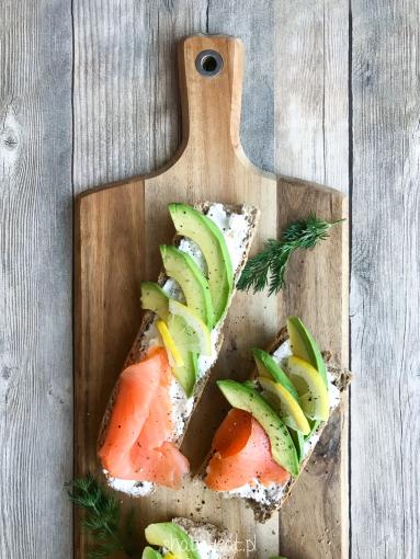 Zdjęcie - Kanapka z łososiem, awokado i serkiem kozim - Przepisy kulinarne ze zdjęciami