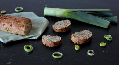 Zdjęcie - Bagietka z karmelizowanym porem i słonecznikiem - Przepisy kulinarne ze zdjęciami