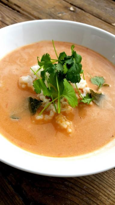 Zdjęcie - Zupa pomidorowa z mlekiem kokosowym i kolendrą - Przepisy kulinarne ze zdjęciami