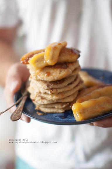 Zdjęcie - W i o s n a (?). Pankejki owsiane z karmelizowanym bananem (Oatmeal pancakes with carmelised bananas). - Przepisy kulinarne ze zdjęciami