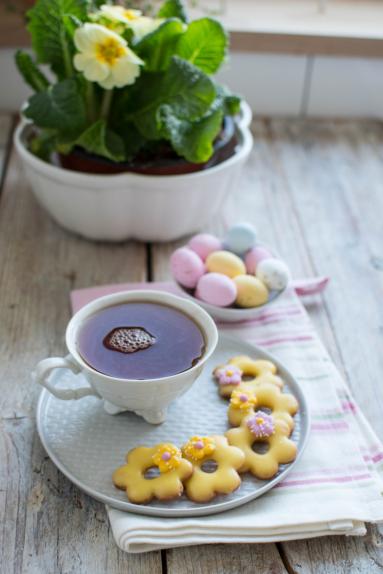 Zdjęcie - Wielkanocne ciasteczka z ajerkoniakowym lukrem - Przepisy kulinarne ze zdjęciami