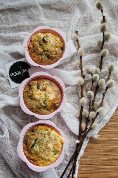 Zdjęcie - Muffiny jajeczne z łososiem i szpinakiem - Przepisy kulinarne ze zdjęciami