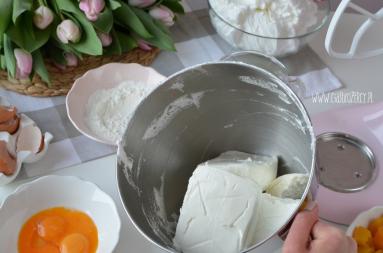 Zdjęcie - Sernik z brzoskwiniami - Przepisy kulinarne ze zdjęciami