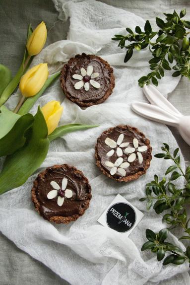 Zdjęcie - Mazurki orzechowo-czekoladowe z żurawiną - Przepisy kulinarne ze zdjęciami