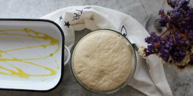 Zdjęcie - Focaccia z karmelizowaną cebulą - Przepisy kulinarne ze zdjęciami