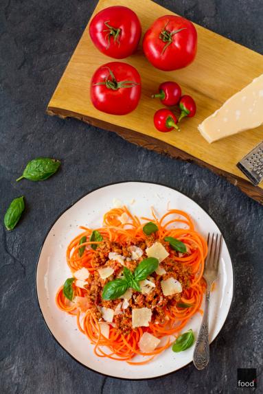 Zdjęcie - Low-carb spaghetti z marchewki z sosem bolońskim - Przepisy kulinarne ze zdjęciami