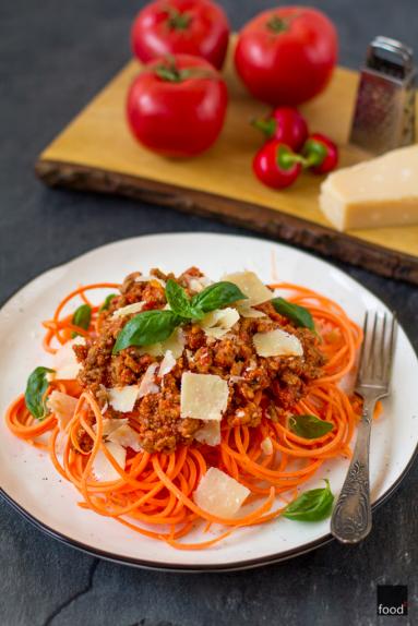 Zdjęcie - Low-carb spaghetti z marchewki z sosem bolońskim - Przepisy kulinarne ze zdjęciami