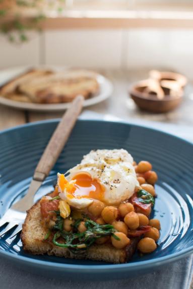 Zdjęcie - Grzanki z ciecierzycą i jajkiem w koszulce - Przepisy kulinarne ze zdjęciami