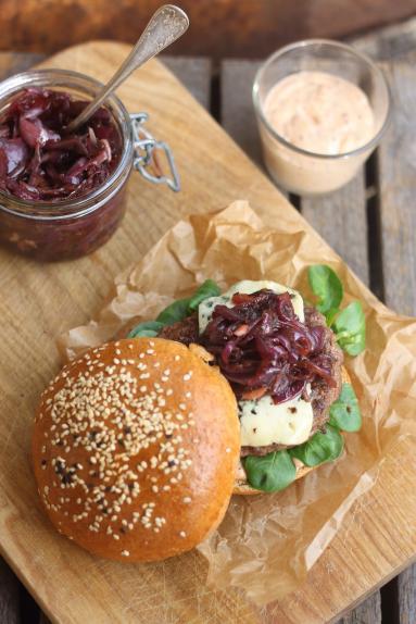 Zdjęcie - Burger z serem pleśniowym i konfiturą z czerwonej cebuli - Przepisy kulinarne ze zdjęciami