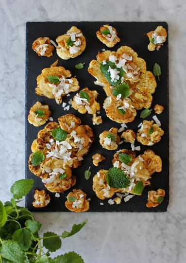 Zdjęcie - Steki z kalafiora z sosem orzechowym, marynowanym imbirem, kokosem i melisą - Przepisy kulinarne ze zdjęciami