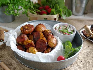 Zdjęcie - Ziemniaki otulone boczkiem - Przepisy kulinarne ze zdjęciami