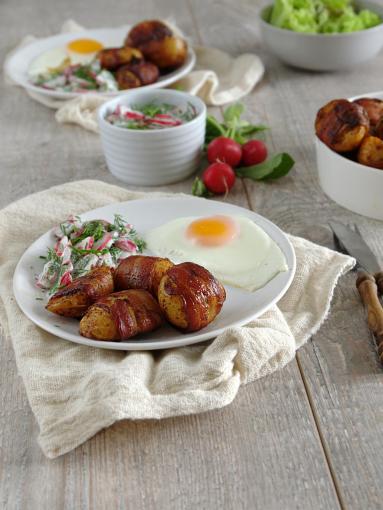 Zdjęcie - Ziemniaki otulone boczkiem - Przepisy kulinarne ze zdjęciami