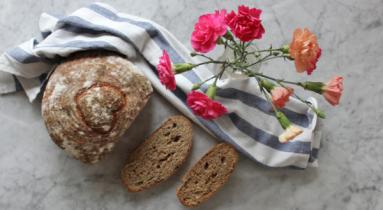 Zdjęcie - Chleb pszenno-orkiszowy na zakwasie z nasionami chia - Przepisy kulinarne ze zdjęciami