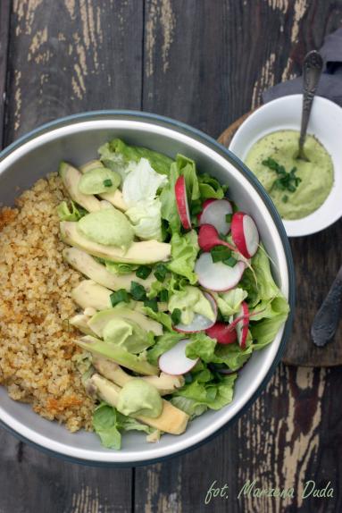 Zdjęcie - Quinoa bowl z avocado - Przepisy kulinarne ze zdjęciami