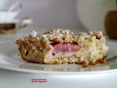 Zdjęcie - Ciasto z rabarbarem i migdałową kruszonką - Przepisy kulinarne ze zdjęciami