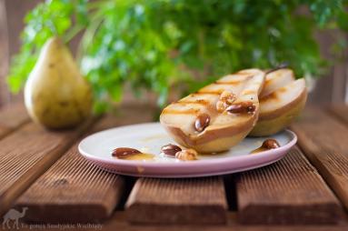 Zdjęcie - Grillowane gruszki z orzechami i migdałami - Przepisy kulinarne ze zdjęciami