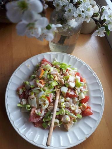 Zdjęcie - Sałatka z pora białej fasoli i surimi - Przepisy kulinarne ze zdjęciami