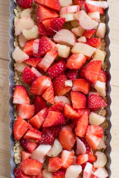 Zdjęcie - Batoniki owsiane z miodem, truskawkami i rabarbarem - Przepisy kulinarne ze zdjęciami