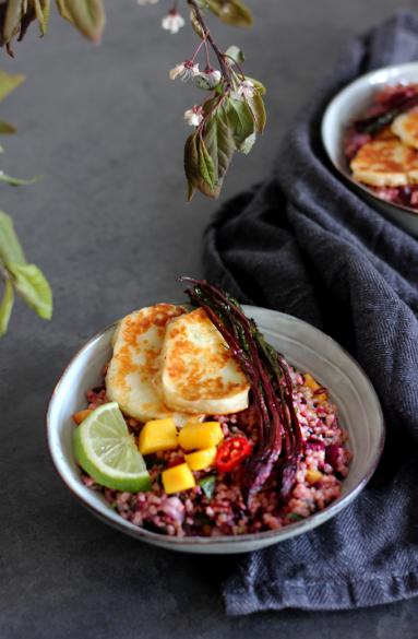 Zdjęcie - Tabbouleh z botwiną, mango i halloumi - Przepisy kulinarne ze zdjęciami