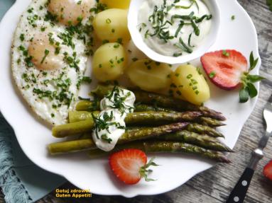 Zdjęcie - Zielone szparagi i jogurtowy dip z czosnkiem niedźwiedzim - Przepisy kulinarne ze zdjęciami