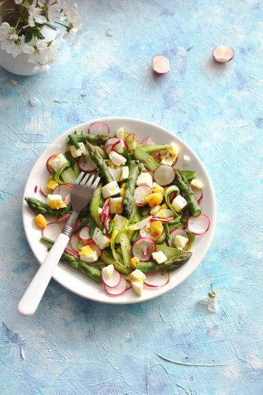 Zdjęcie - Wiosenna sałatka szparagowa - Przepisy kulinarne ze zdjęciami