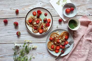 Zdjęcie - Wegańskie i bezglutenowe placki jaglane z bananem, truskawkami i chia - Przepisy kulinarne ze zdjęciami