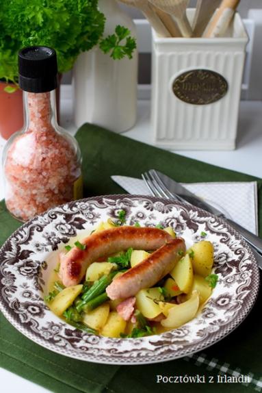 Zdjęcie - Kiełbaski z ziemniakami i fasolką z patelni | U stóp Benbulbena - Przepisy kulinarne ze zdjęciami