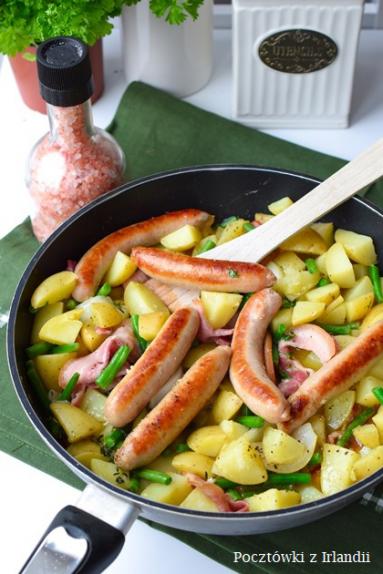 Zdjęcie - Kiełbaski z ziemniakami i fasolką z patelni | U stóp Benbulbena - Przepisy kulinarne ze zdjęciami