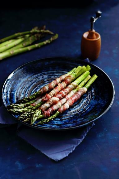 Zdjęcie - Pieczone szparagi w boczku - Przepisy kulinarne ze zdjęciami