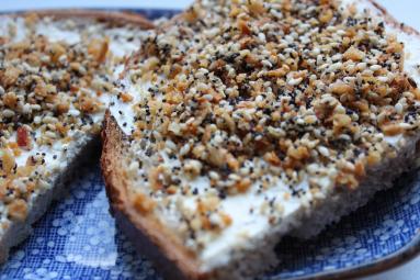 Zdjęcie - Posypka do chleba z masłem i świecznik z kamieni. - Przepisy kulinarne ze zdjęciami