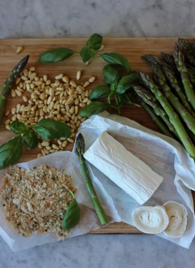 Zdjęcie - Pieczone szparagi z kozim serem i pangrattato - Przepisy kulinarne ze zdjęciami