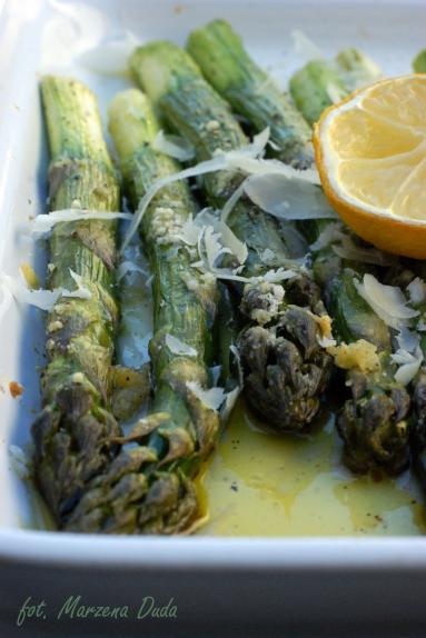 Zdjęcie - Szparagi pieczone z czosnkiem i parmezanem - Przepisy kulinarne ze zdjęciami