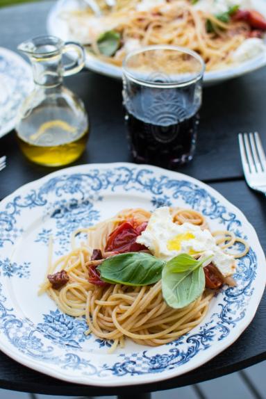 Zdjęcie - Spaghetti z sosem ze świeżych pomidorów i burratą - Przepisy kulinarne ze zdjęciami