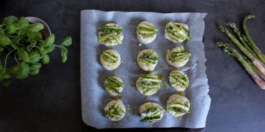 Zdjęcie - Bułeczki cztery sery ze szparagami - Przepisy kulinarne ze zdjęciami