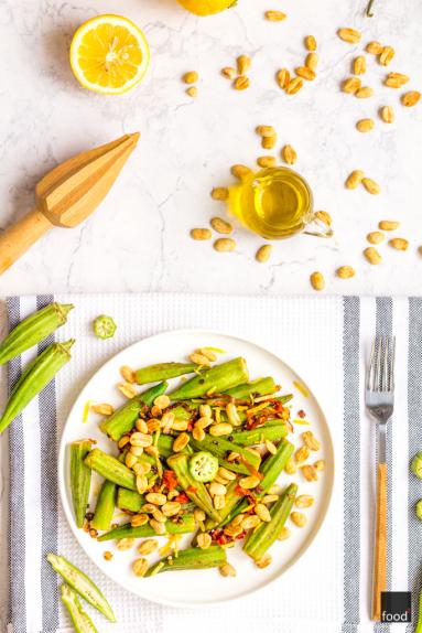 Zdjęcie - Okra z czosnkiem, chili, cytryną i orzeszkami - Przepisy kulinarne ze zdjęciami