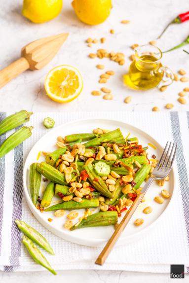 Zdjęcie - Okra z czosnkiem, chili, cytryną i orzeszkami - Przepisy kulinarne ze zdjęciami