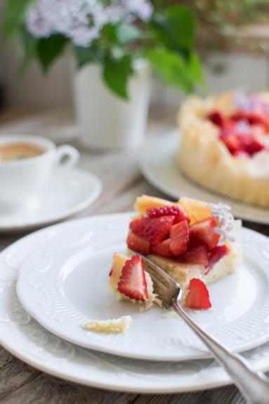 Zdjęcie - Szybki sernik z truskawkami - Przepisy kulinarne ze zdjęciami