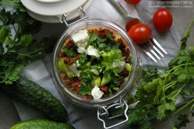 Zdjęcie - Sałatka z kaszą gryczaną i suszonymi pomidorami - Przepisy kulinarne ze zdjęciami