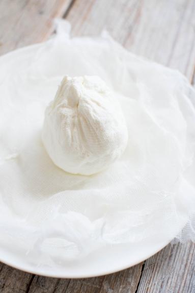 Zdjęcie - Labneh- domowy serek jogurtowy- z truskawkami - Przepisy kulinarne ze zdjęciami
