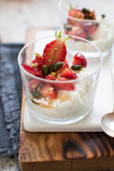 Zdjęcie - Labneh- domowy serek jogurtowy- z truskawkami - Przepisy kulinarne ze zdjęciami