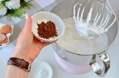 Zdjęcie - Bezy czekoladowe z borówkami - Przepisy kulinarne ze zdjęciami