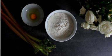 Zdjęcie - Cynamonowy wieniec z rabarbarem - Przepisy kulinarne ze zdjęciami