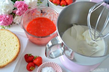 Zdjęcie - Tort truskawkowy - Przepisy kulinarne ze zdjęciami