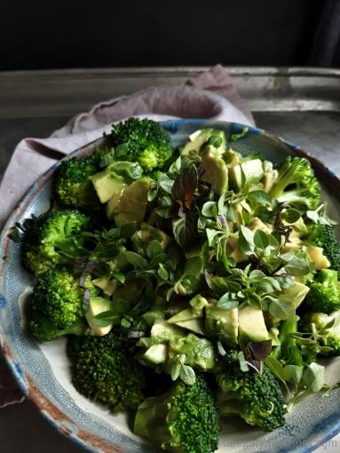 Zdjęcie - Zielona sałatka z brokułów i awokado - Przepisy kulinarne ze zdjęciami