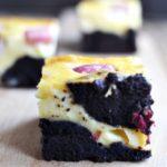 Zdjęcie - Brownie z serem i rabarbarem - Przepisy kulinarne ze zdjęciami