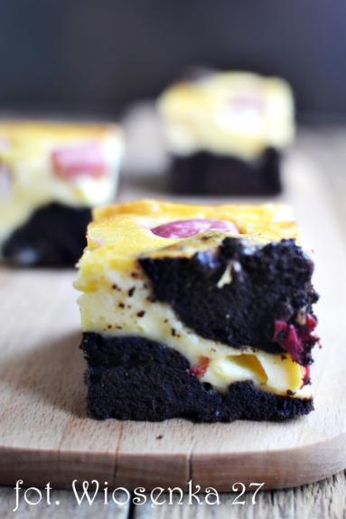 Zdjęcie - Brownie z serem i rabarbarem - Przepisy kulinarne ze zdjęciami