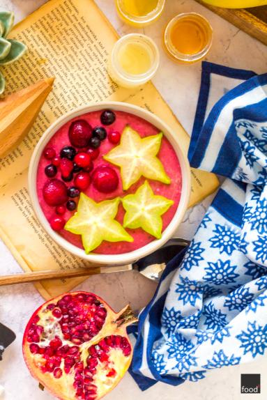 Zdjęcie - Smoothie bowl z guaraną, granatem i karambolą - Przepisy kulinarne ze zdjęciami